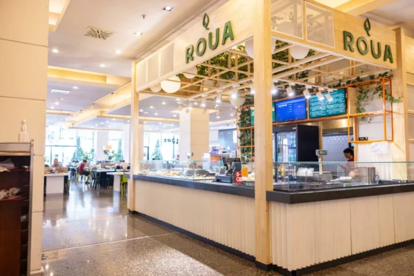 Restaurantul ROUA a fost închis. Bucătăreasa filmată în timp ce gusta din mâncare, cu polonicul