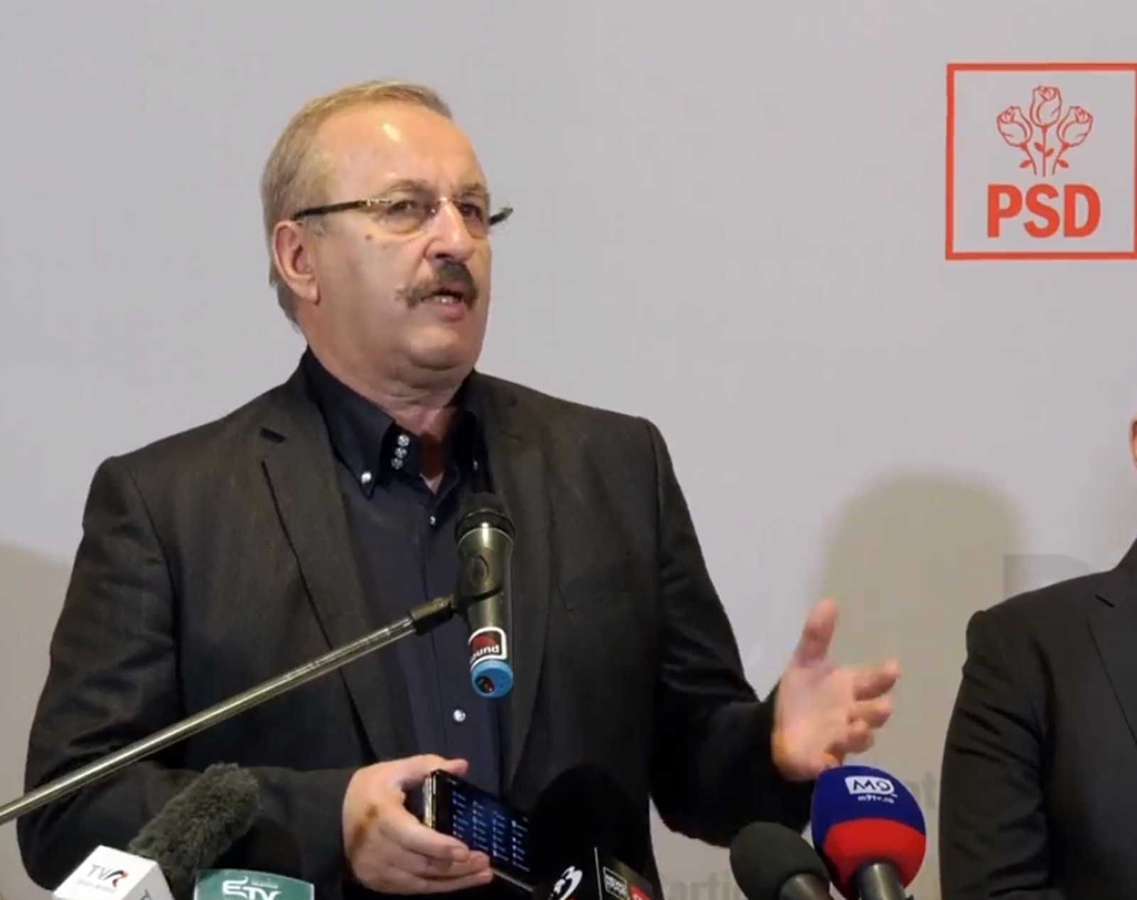 Dîncu se crede tot ministru al Apărării