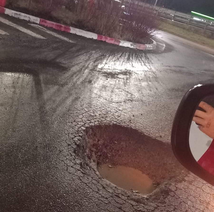 Craterul din parcarea VIVO Cluj