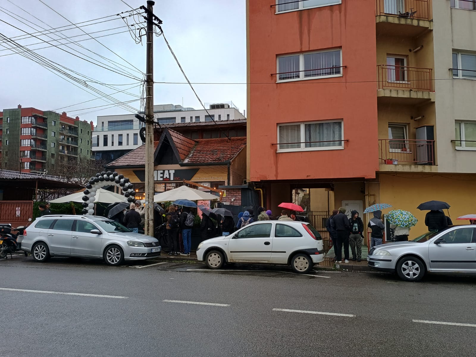 Coadă în ploaie pentru burgeri gratis