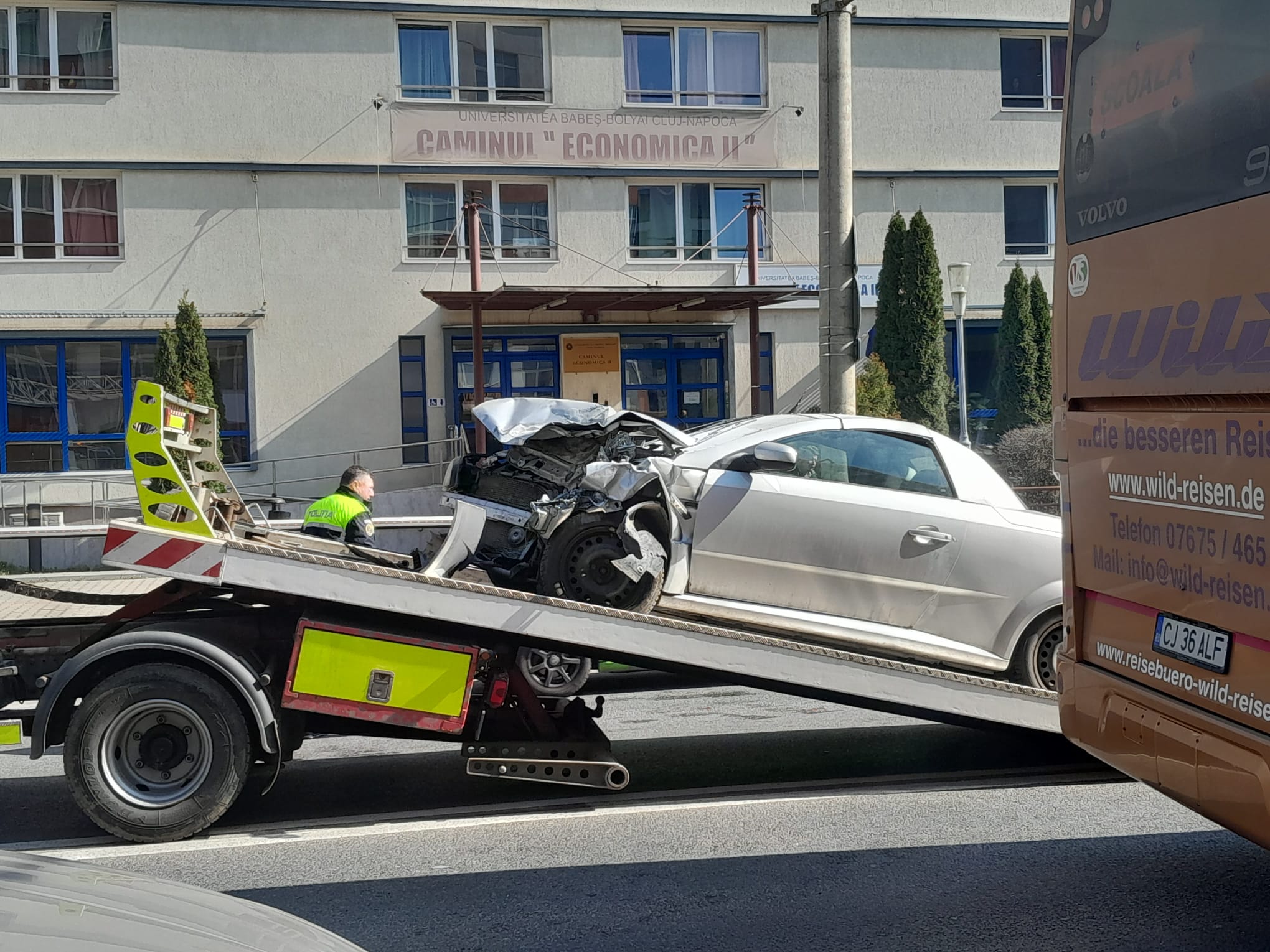 Autoturismul a fost tractat de la locul accidentului.