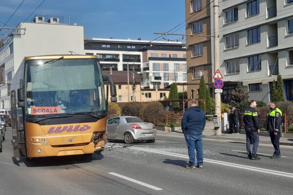 Accident grav în Cluj Napoca. Un autobuz școală a lovit frontal un autoturism