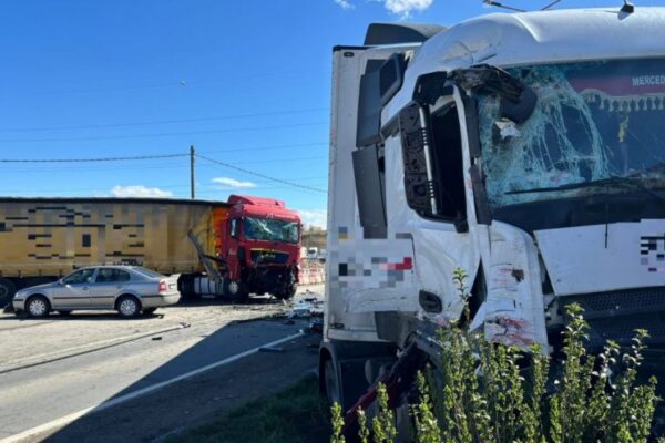 CARAMBOL pe o stradă din Turda. Bărbat transportat la spital