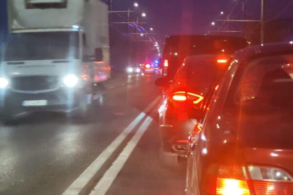 ACCIDENT GRAV pe strada Traian Vuia, lângă Ambient. Traficul se desfășoară bară la bară