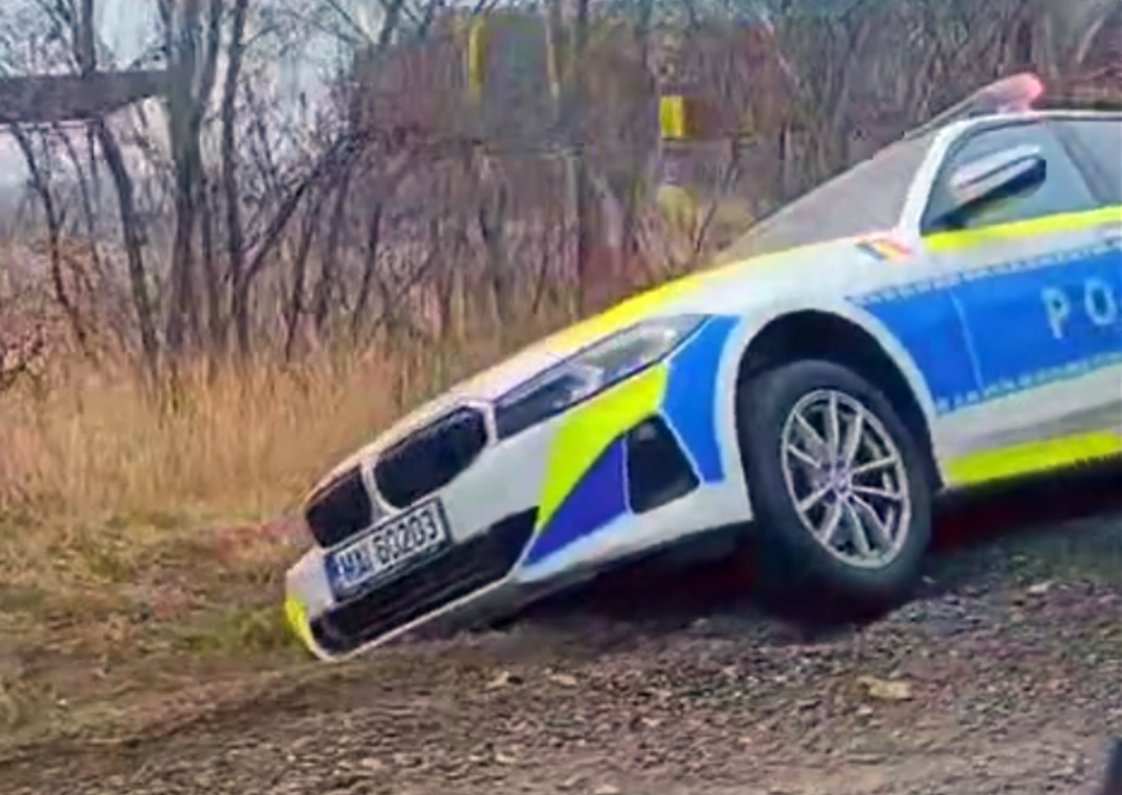 BMW al Poliției Rutiere băgat în șant