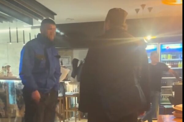 Călugăr recalcitrant, bătut de un agent de pază. Video!