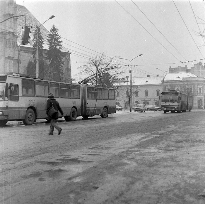 Zona centrală din Cluj. Biserica Sfântul Mihai în fundal
