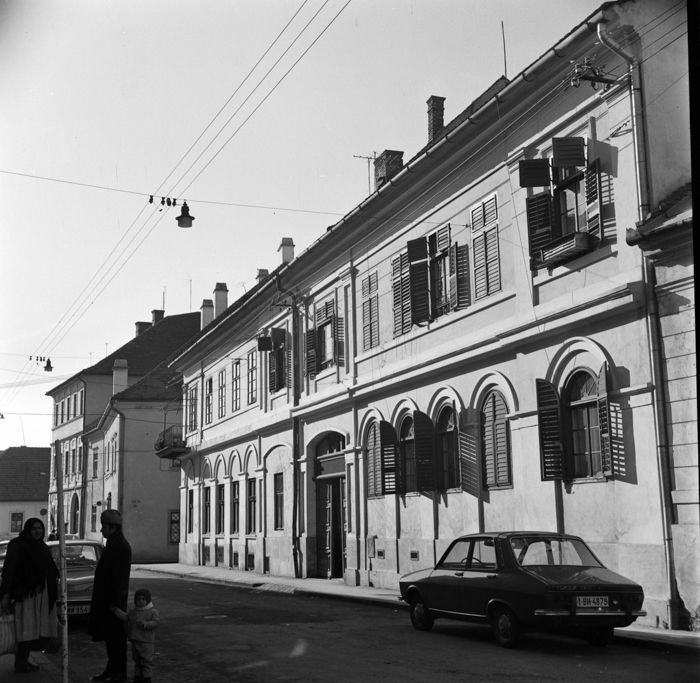 În fundal Casa lui Matei Corvin