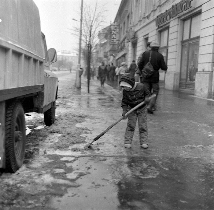 copil pus să curețe trotuarul.