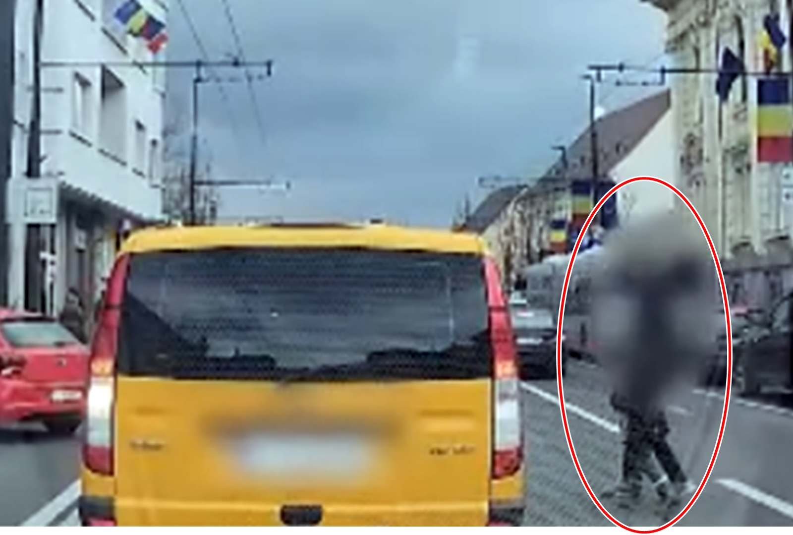 Polițiștii clujeni îl caută pe un pieton agresiv