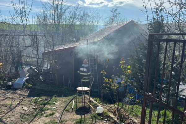 INCENDIU la o casă din Săndulești. A luat foc acoperișul