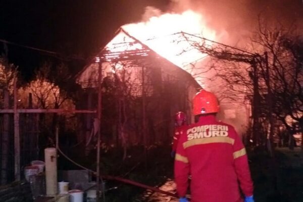 Arde o casă pe strada Spicului, din Cluj Napoca