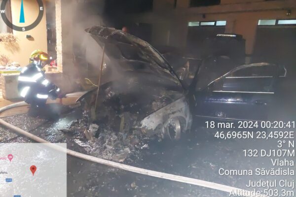 Un BMW s-a făcut scrum la Vlaha. Pare că focul a fost pus intenționat