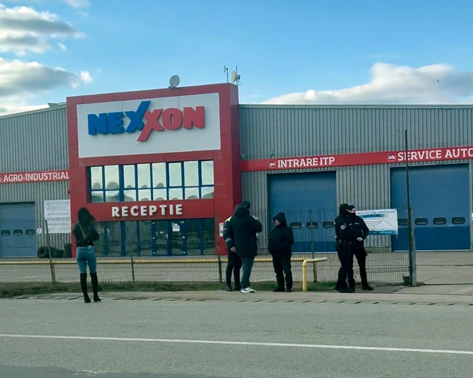 Mascații Jandarmeriei patrulează pe o linie de autobuz.