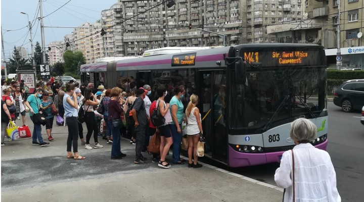 Mascații Jandarmeriei patrulează pe o linie de autobuz.