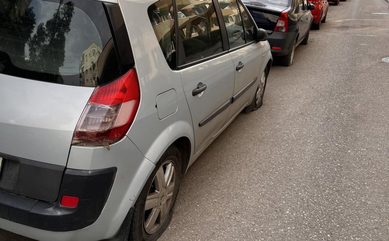 A distrus 30 de mașini.