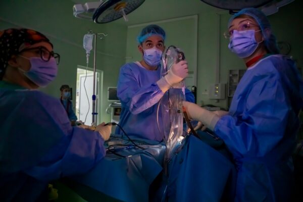 Tratament revoluționar pentru epilepsie. Pacient operat pe creier, prin pleoapă