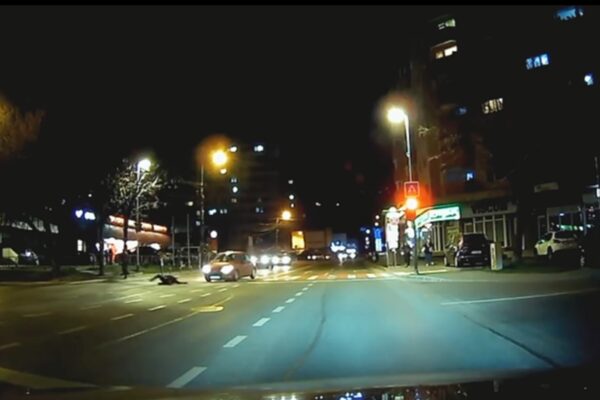 Copil lovit în plin de un șofer neatent din Cluj. Cine a greșit în acest caz de manual? VIDEO