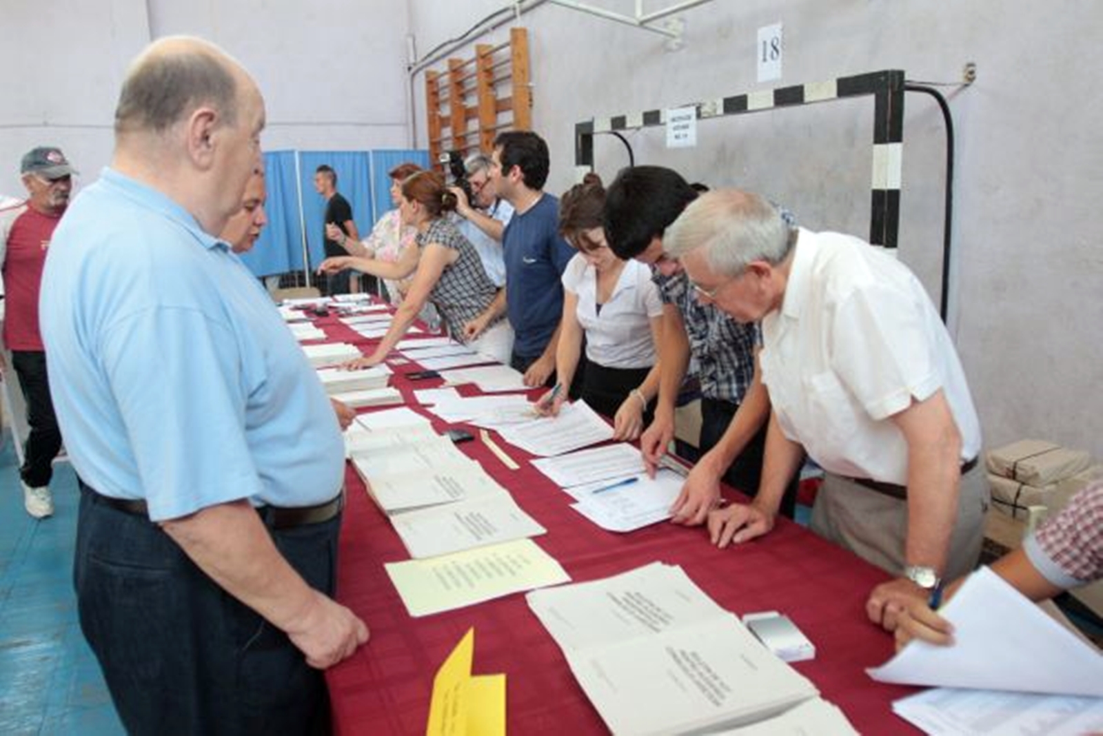 Bătaie mare pe locurile din comisiile electorale