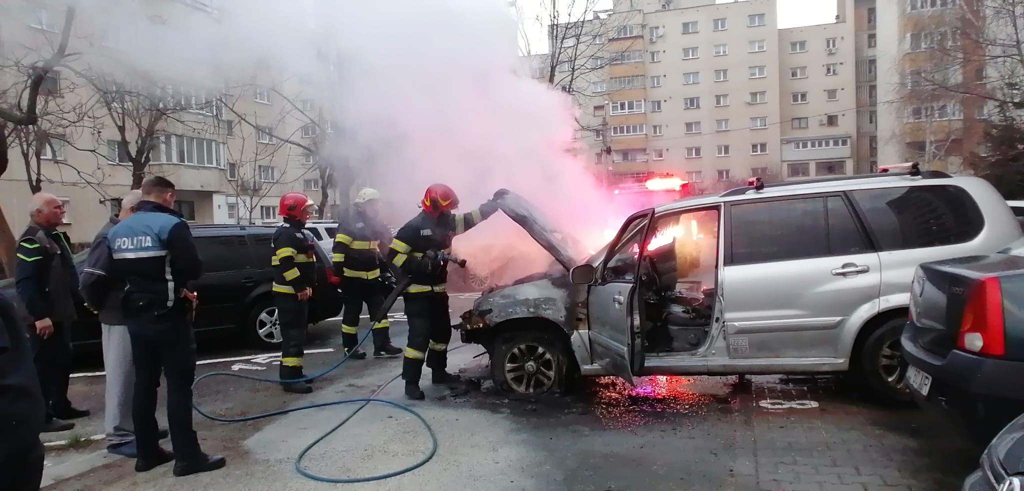 O mașină a luat foc în Mărăști