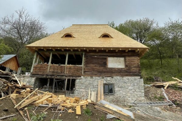 Clujeanul care renovează case a dat din nou lovitura. Casă moțească salvată de la demolare