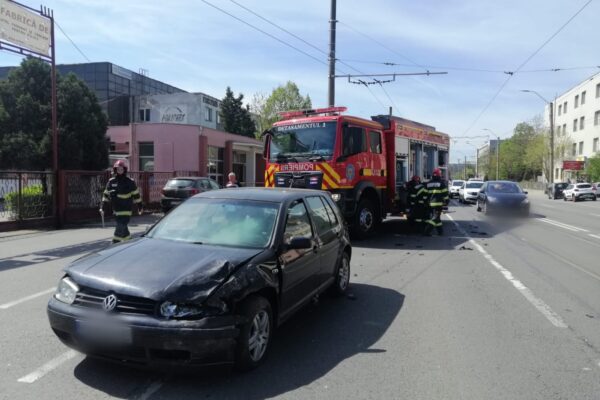 Două mașini s-au făcut praf pe Muncii