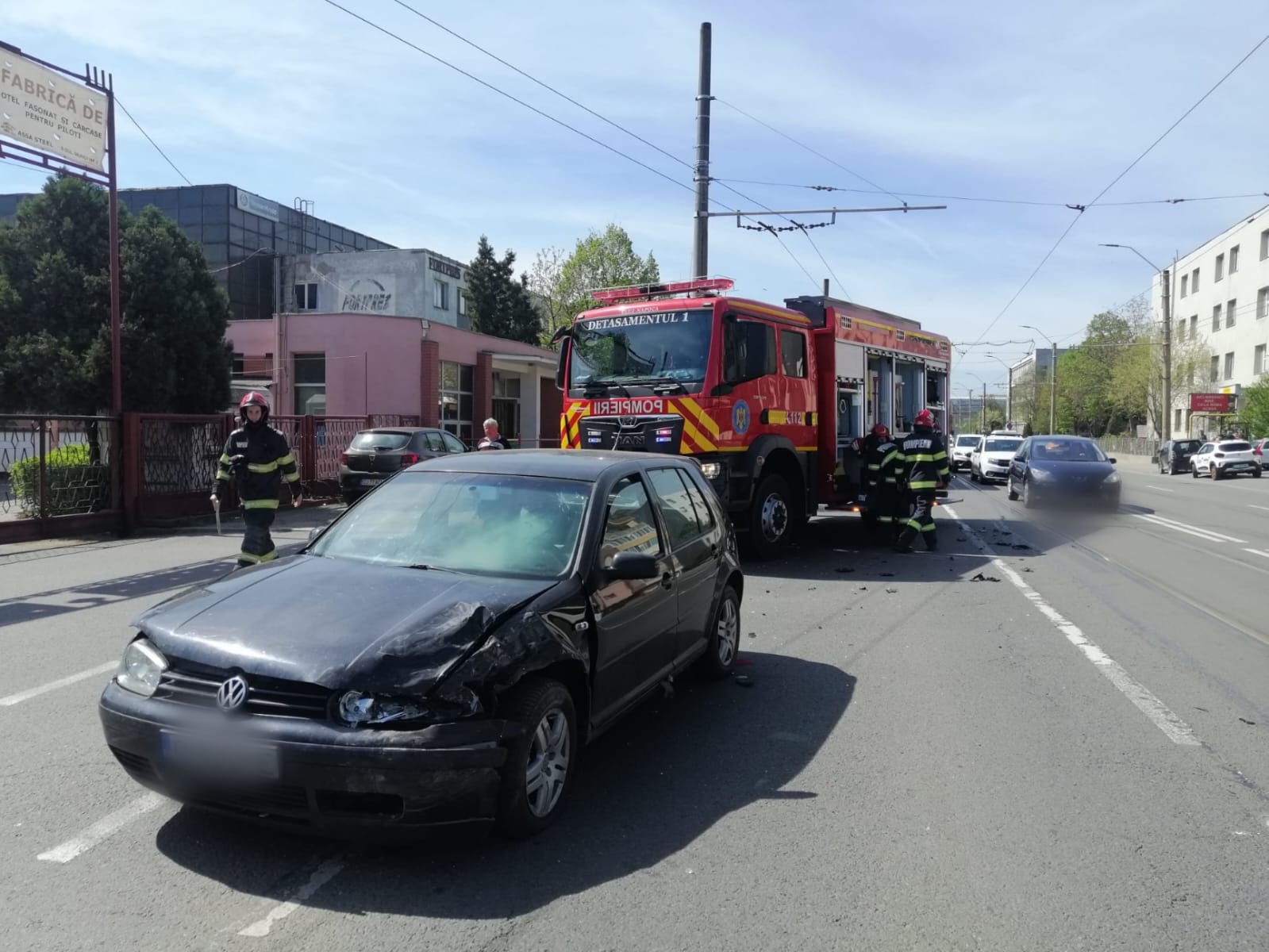 Două mașini s-au făcut praf pe Muncii