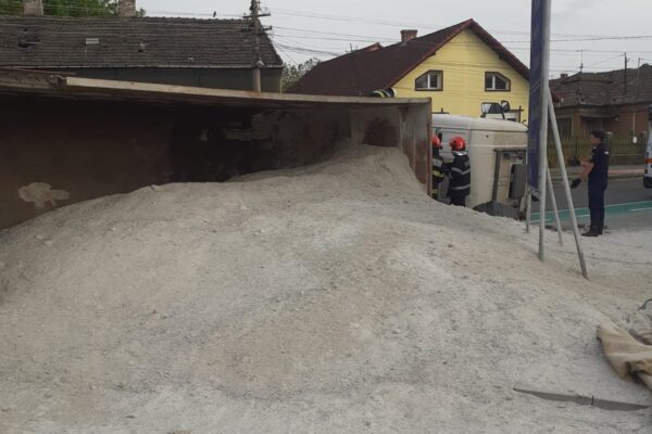 Camion cu sare răsturnat la Turda