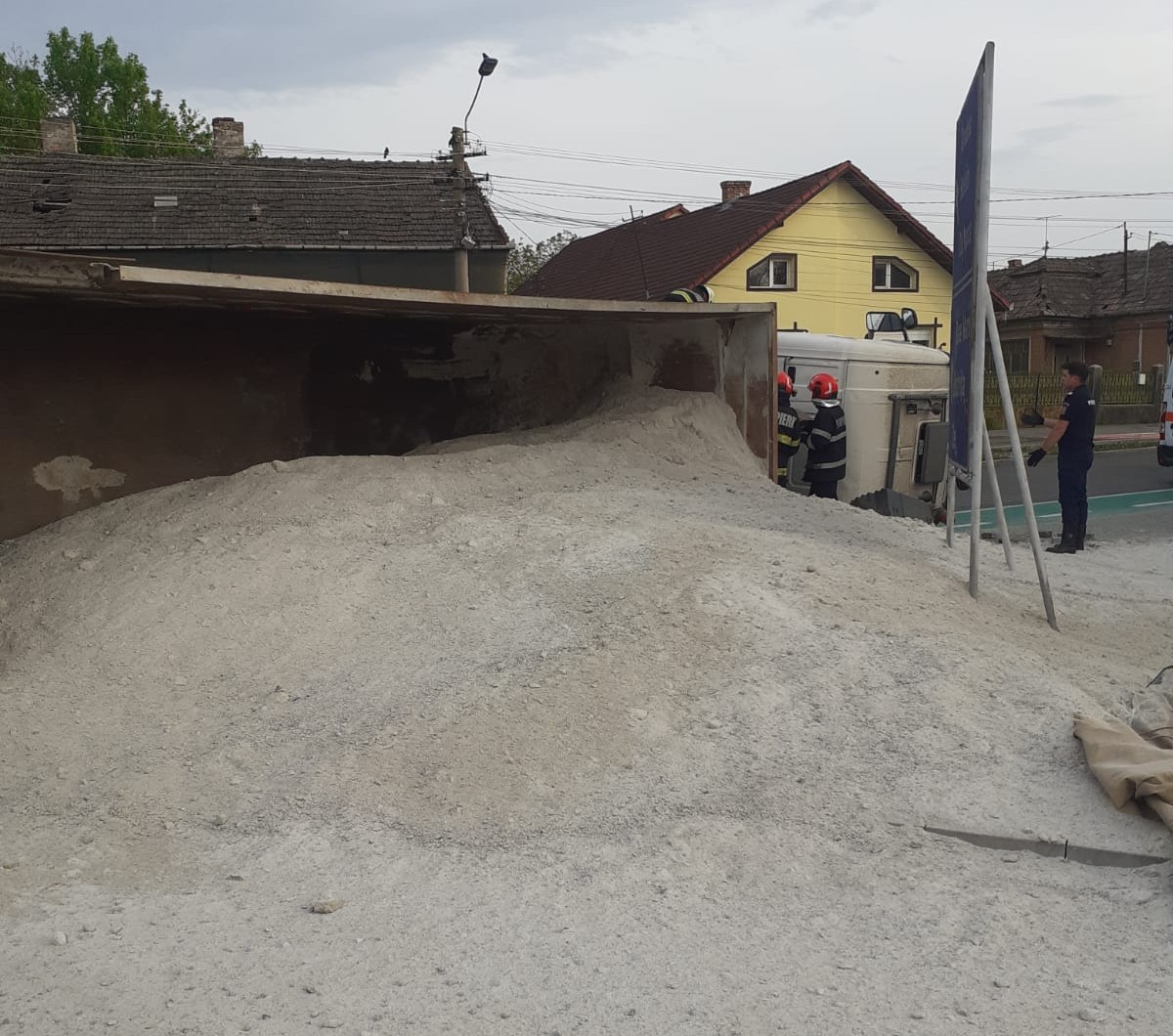 Camion cu sare răsturnat la Turda