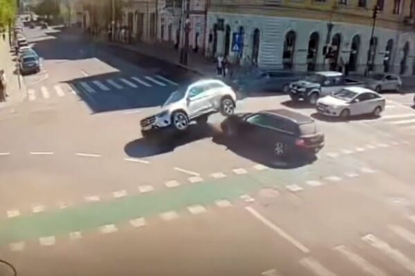 Cum s-a petrecut accidentul din Piața Avram Iancu, din Cluj Napoca. Imagini video surprinse de camerele video publice