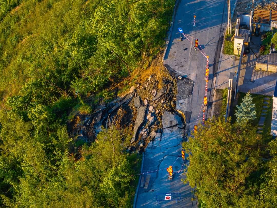 Primăria încearcă să se spele pe mâini în cazul alunecării de teren pe strada Uliului