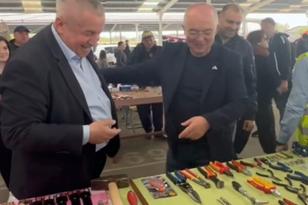 Emil Boc și Daniel Buda s-au dus la Oser. Primarul Clujului a pus ochii pe o ploscă: ”e bună pentru coasă”