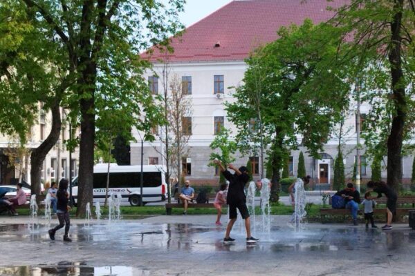 Copiii se distrează în Parcul „Operei” în așteptarea aquapark-ului