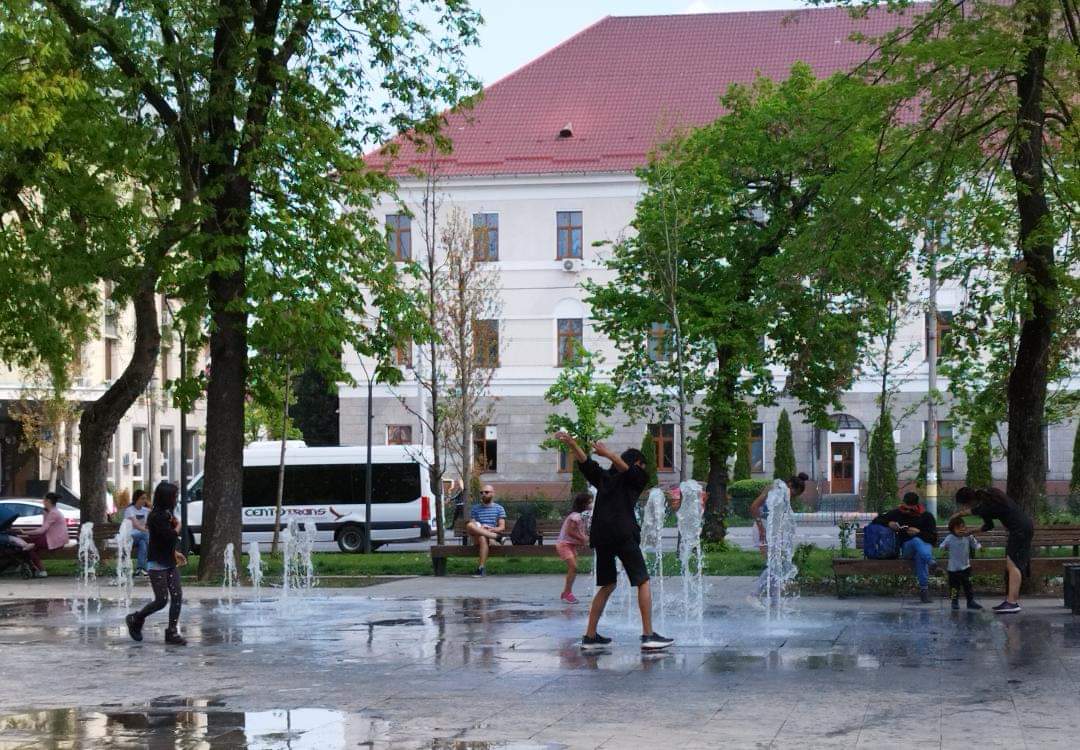 Copiii se distrează în Parcul "Operei"