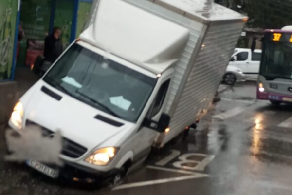S-a blocat un camion într-o groapă în Gruia