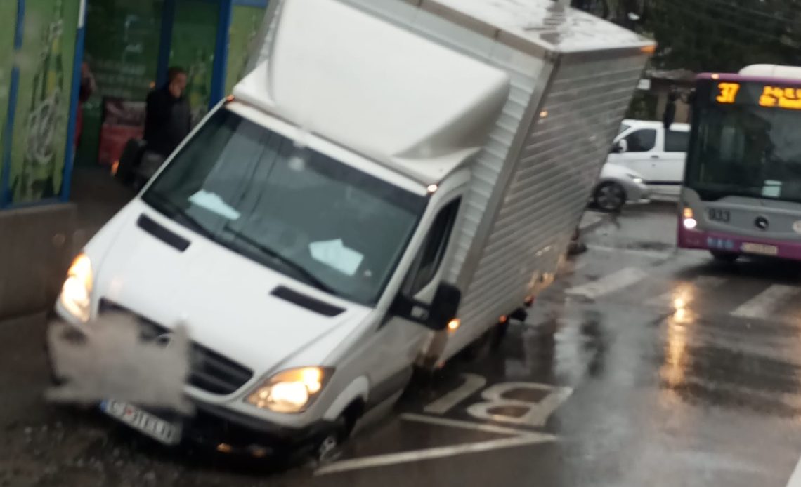 S-a blocat un camion într-o groapă