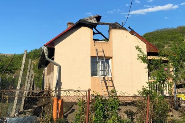 Incendiu la o casă din Cătina. Acoperișul a fost cuprins de flăcări