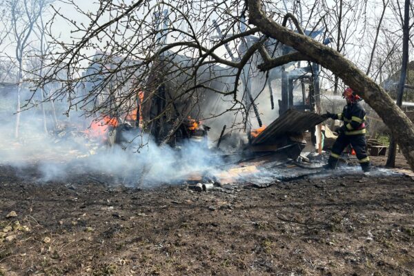 Incendiu la o bucătărie de vară din Mărtinești