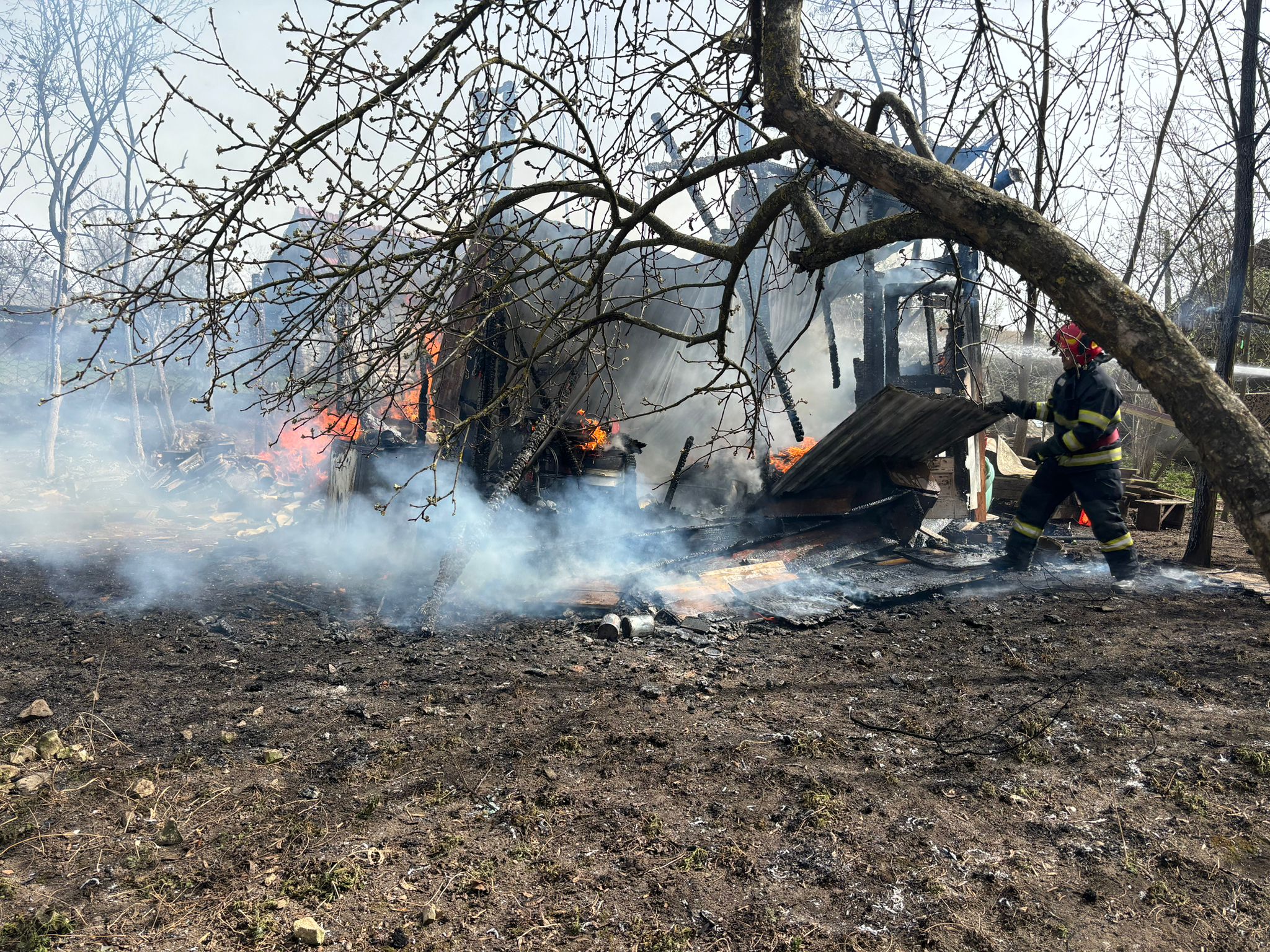 Incendiu la o bucătărie de vară