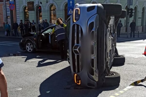 Accident în Piața Avram Iancu din Cluj. Un Mercedes foarte scump s-a răsturnat