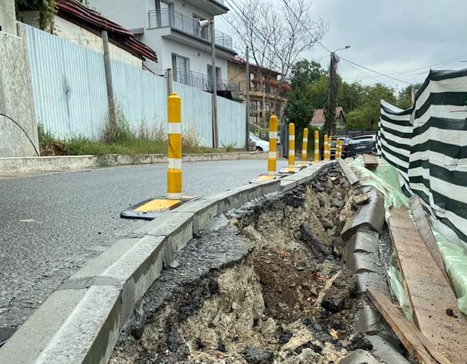 Strada din Cluj Napoca care o ia la vale cu case cu tot.