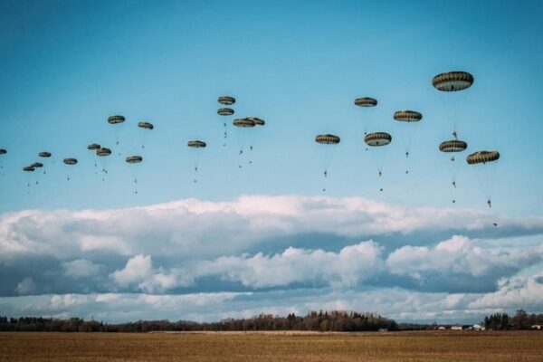 Exercițiu de amploare la Baza Aeriană Câmpia Turzii, cu 2000 de parașutiști