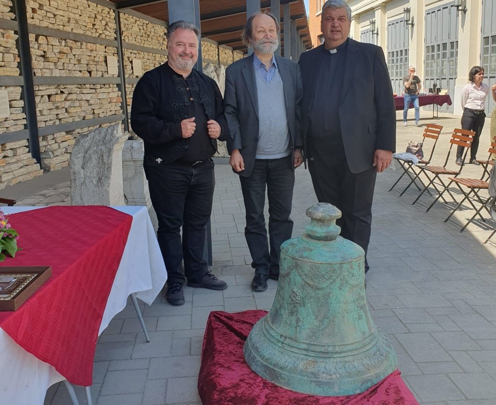 Predarea clopotului furat de maghiari
