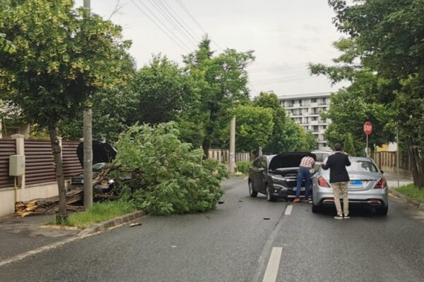 ACCIDENT GRAV în cartierul Andrei Mureșanu. Trei mașini implicate