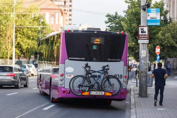 Suporturi de biciclete instalate pe mai multe autobuze