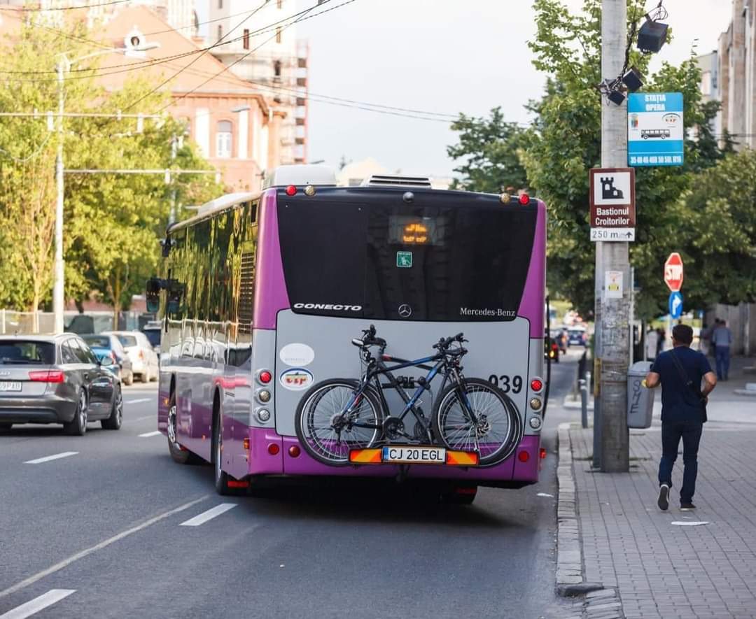 Suporturi de biciclete instalate pe mai multe autobuze din Cluj-Napoca