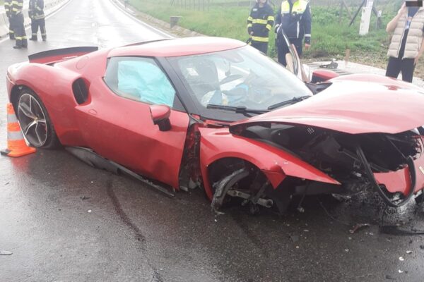 Ferrari făcut praf într-un accident la Copăceni