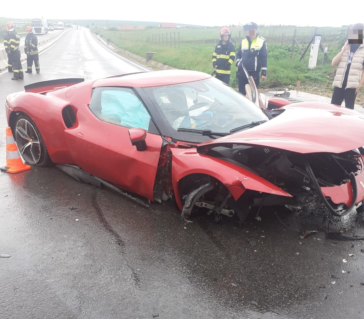 Ferrari făcut praf într-un accident la Copăceni