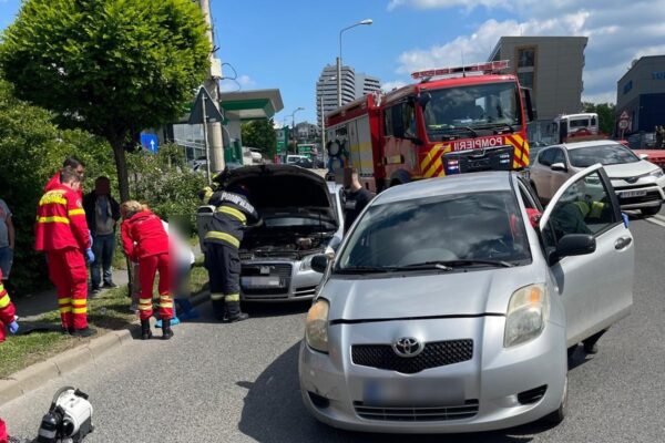 ACCIDENT între două mașini pe Frunzișului