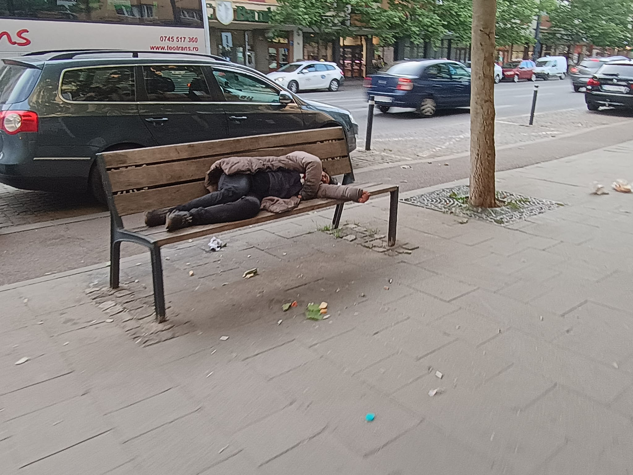Zona Gării colcăie de cerșetori și boschetari